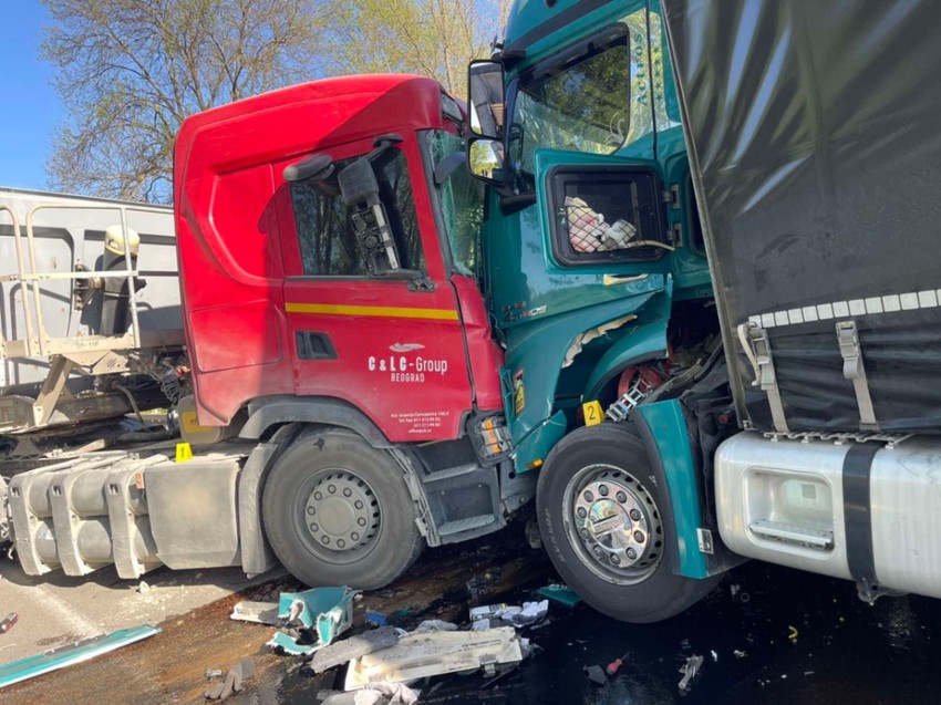 Sudar dva šlepera kod Aranđelovca, saobraćaj obustavljen