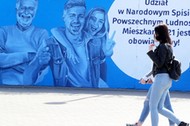 Mural przy wejściu do stacji metra Centrum informujący o spisie powszechnym, Warszawa, kwiecień 2021 r.