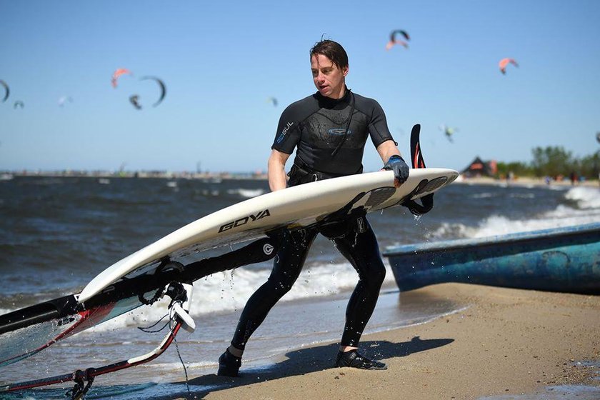 Krzysztof Bosak uprawia windsurfing