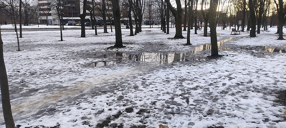 Po roztopach śniegu i większych opadach deszczu nie da się tędy chodzić. Źródło: bo.um.warszawa.pl
