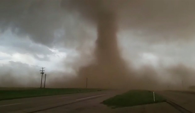 AP_tornado_u_Teksasu_snimljen_iz_blizine_vesti_blic_safe_JD_GP_02.jpg