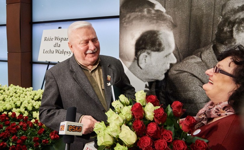 Róże wsparcia dla Lecha Wałęsy