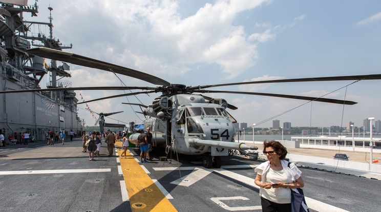 Egy ilyen, CH-53E típusú gép ablaka landolt a sportpályán /Fotó: Northfoto