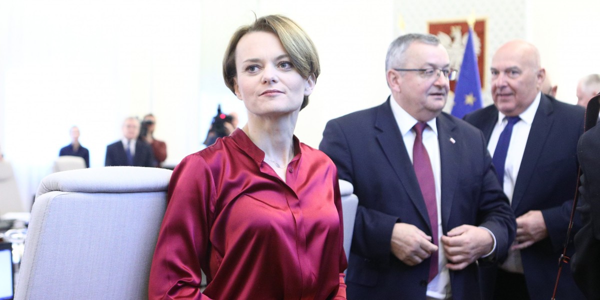 Minister Jadwiga Emilewicz poinformowała, że rząd nie planuje przygotowania ustawy regulującej ceny energii w 2020 roku. - Nie będzie żądnej specustawy, nie będzie kolejnych rekompensat - zaznaczyła.