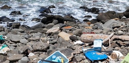 Rajskie plaże toną w śmieciach. Plastik przywiał wiatr!