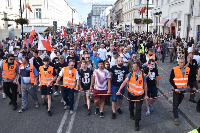 Tęczowe flagi i białe róże na Marszu Powstania Warszawskiego. Interweniowała policja