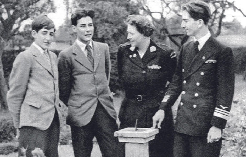 Kraljica Marija sa sinovima Andrejem, Tomislavom i Petrom