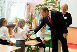 Tusk pojawił się w szkole. "Z elementarza wszystko zrozumiałem"