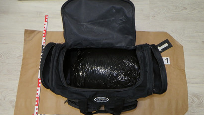 Több mint 3 kiló drogot cipelt a táskájában egy budapesti férfi a vonaton – Szobnál bukott le, nem is akárhogyan