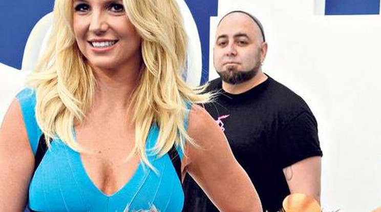 Fiaival pózolt  Britney Spears 