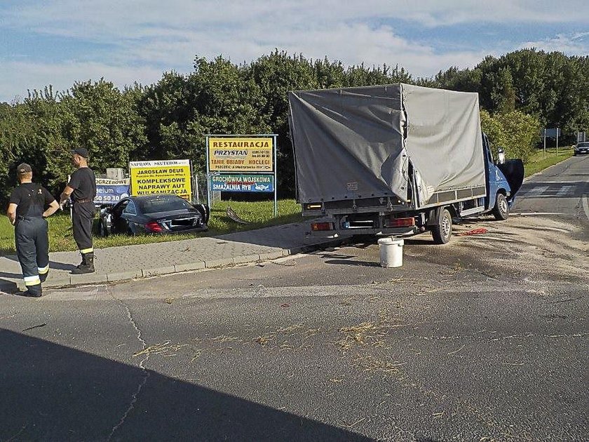 Luksusowy mercedes zderzył się z busem. Trzy osoby ciężko ranne