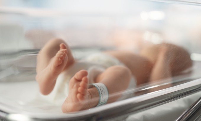 Jelzett a csengő: újszülöttet találtak a szolnoki babamentő inkubátorban