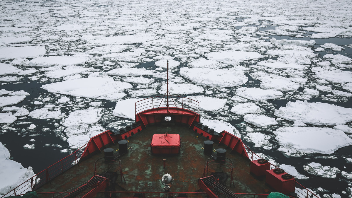 O naturalne bogactwa, które za niedługo wyłonią się spod topniejącego arktycznego lodu, już walczą Rosja, Kanada, Stany Zjednoczone, Dania, Norwegia, a nawet Chiny. I oto do wyścigu stanęła też Finlandia, która nie ma nawet dostępu do Oceanu Arktycznego, ale ma pomysły, pisze Reid Standish dla POLITICO.