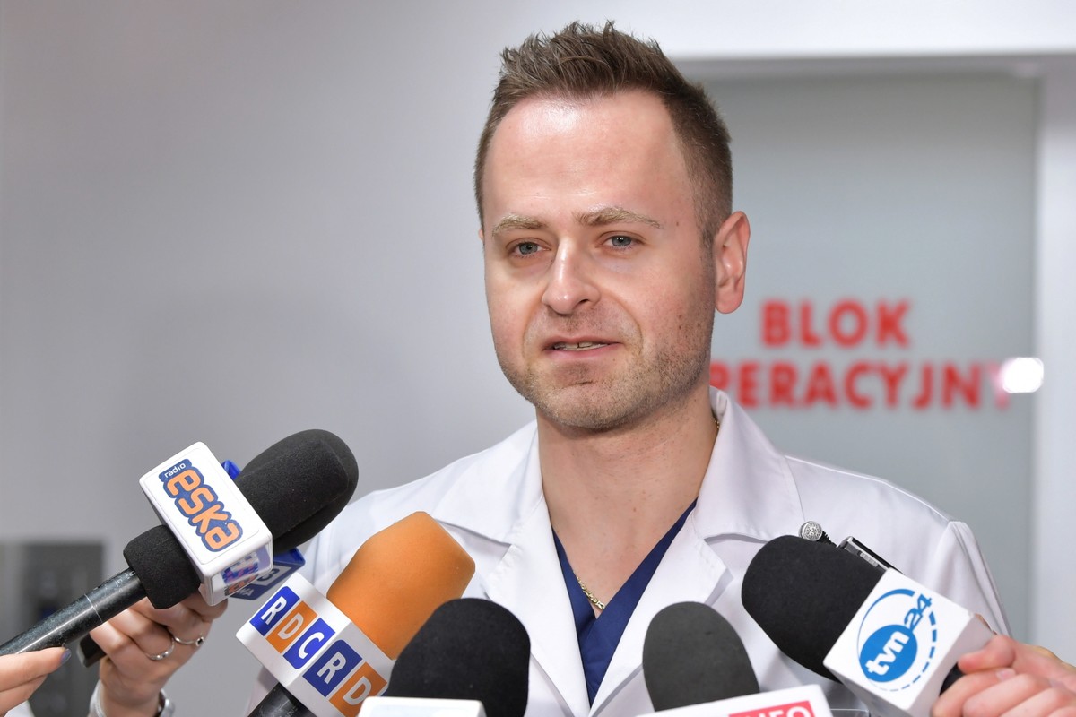 Dyrektor do spraw medycznych z Mazowieckiego Szpitala Wojewódzkiego w Siedlcach Mariusz Mioduski podczas konferencji prasowej