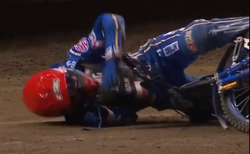 Zmarzlik i Doyle tak sobie dziękowali, że... Polak upadł na tor. Zobacz WIDEO