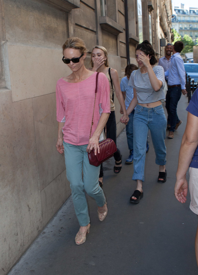 Vanessa Paradis i Lily-Rose Depp w Paryżu. Wyglądają jak siostry