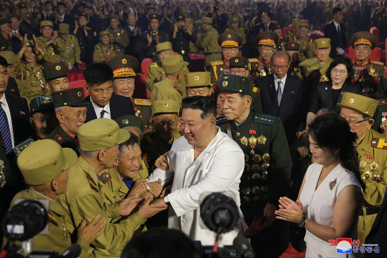 Kim Dzong Un i jego żona Ri Sol Ju uczestniczący w wydarzeniu upamiętniającym 69. Pomnik Zwycięskiej Wojny Wyzwoleńczej Ojczyzny w Pjongjangu