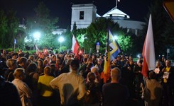 Kilkaset osób protestowało przed Sejmem przeciwko 'lex TVN'