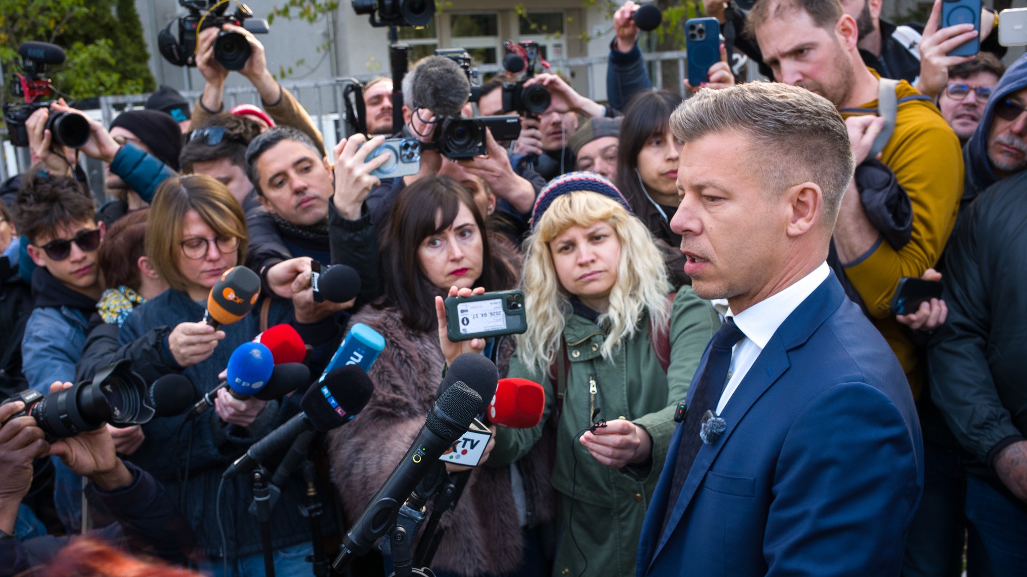 Na snímke predseda maďarskej opozičnej strany Tisza Péter Magyar hovorí s novinármi po jeho hlasovaní v maďarských parlamentných voľbách