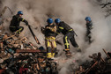 Akcja ratunkowa na gruzach zniszczonego budynku w Kijowie
