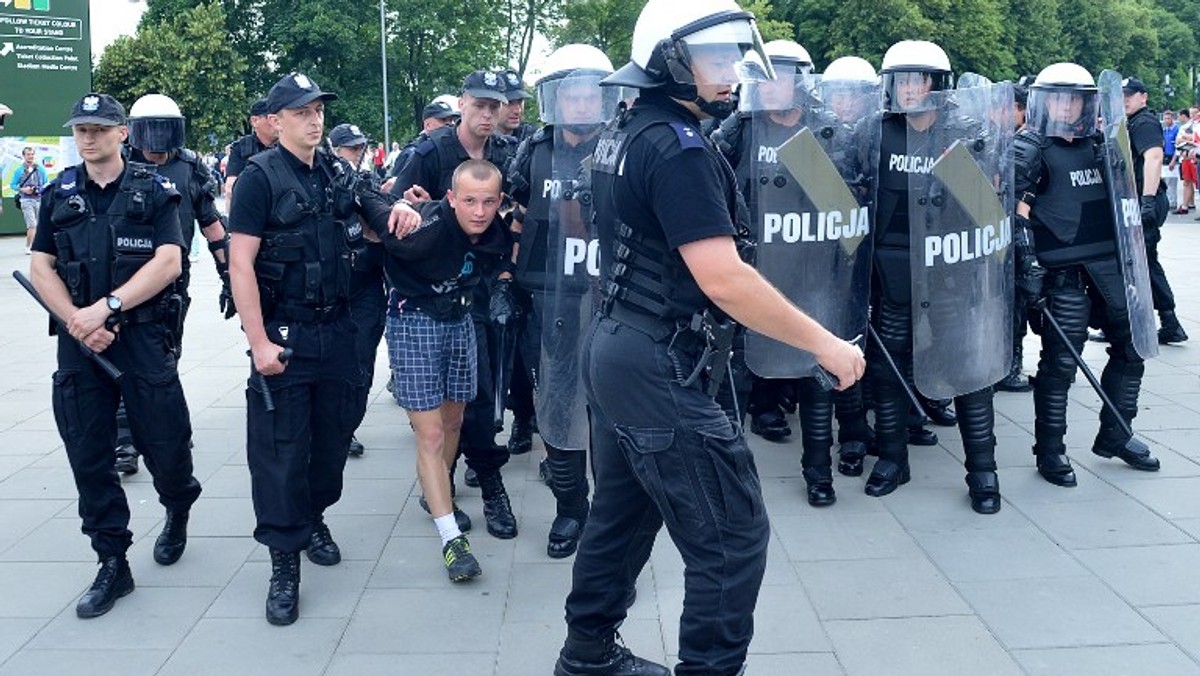 Ojciec, zawodowy kierowca, oczami wyobraźni już widział scenę, w której pierworodny bez mrugnięcia okiem wlepia mu mandat za przekroczenie prędkości. Matka i dziewczyna drżały o jego życie i zdrowie. Wszak służba w policji najeżona jest dziesiątkami zagrożeń. Uzbrojeni gangsterzy i inni bandyci tylko czekają na to, żeby posłać śmiertelną kulkę w plecy nieugiętemu stróżowi prawa. Z kolei młodszy brat najbardziej bał się tego, że Paweł, stosując nowoczesne techniki śledcze, wkrótce odkryje jego mroczną tajemnicę, czyli notoryczne odpisywanie prac domowych z języka polskiego i historii.