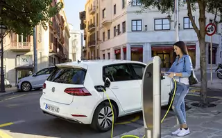 Volkswagen e-Golf - jak skubnąć Niemca na kasę?