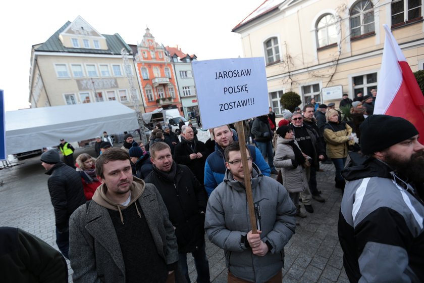 Ostre słowa na transparentach na manifestacji KOD