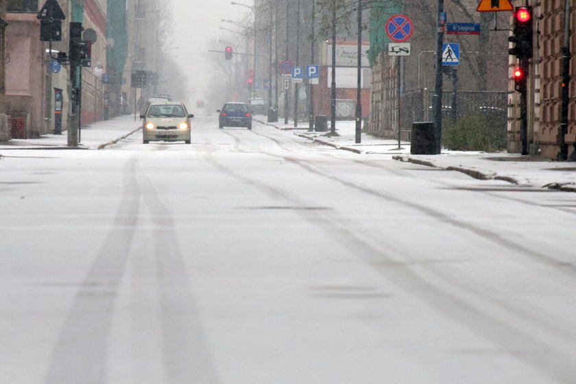 Pierwszy w tym roku atak zimy w Polsce. Biały puch pokrył miasta