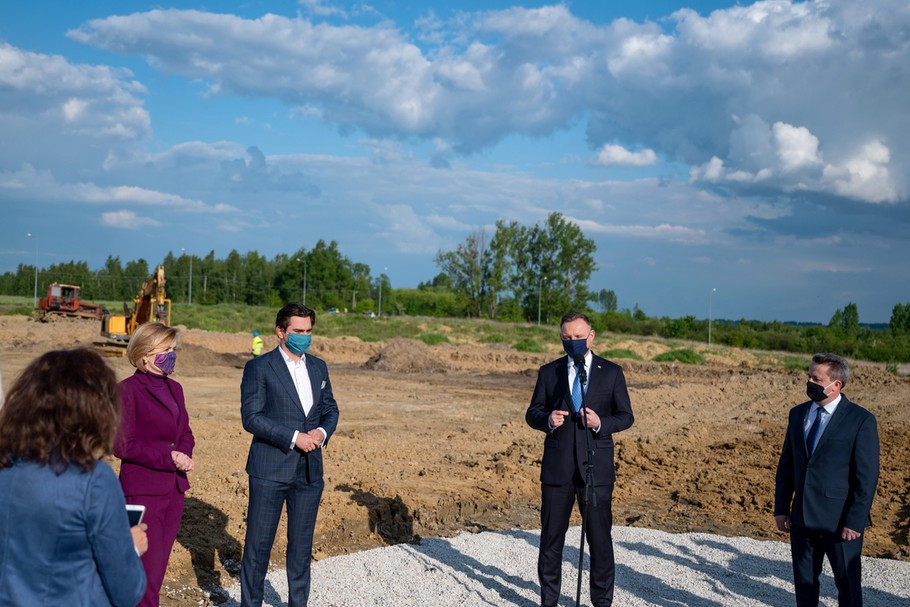 Specjalne Strefy Ekonomiczne nie spełniały swoich zadań - twierdzi NIK. Nie przeszkadza to politykom na pokazywanie się przy okazji inwestycji - tutaj prezydent Andrzej Duda na tle budowy zakłady w Starachowickiej SSE