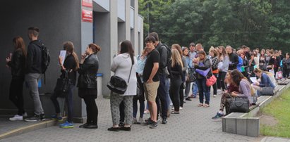 Kolejka gigant w Łodzi! Setki osób stały po...