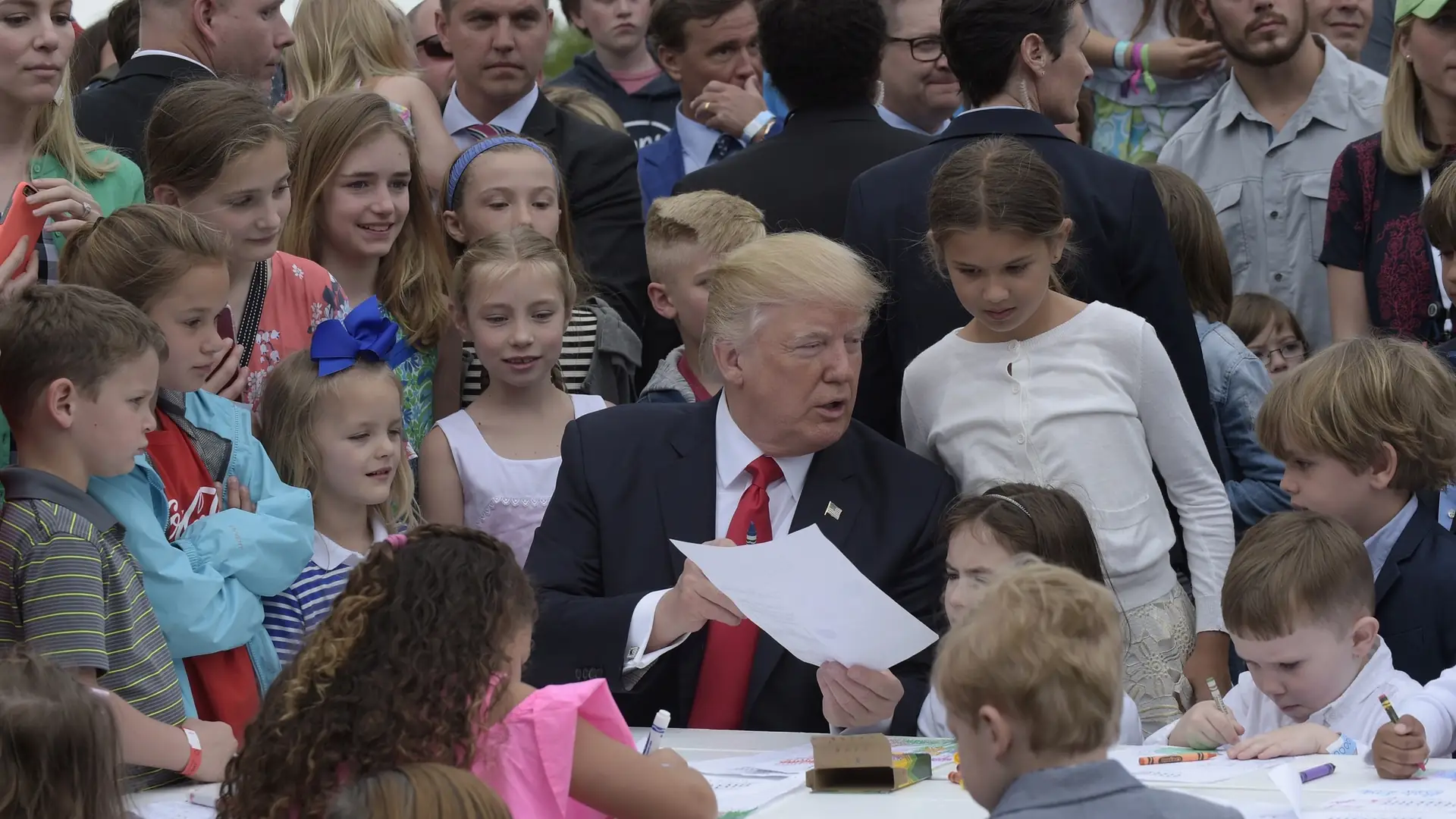 Dziecko poprosiło Trumpa o autograf. Po chwili jego czapka była już w powietrzu