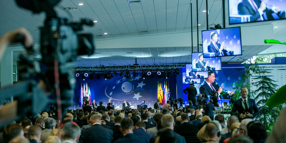 Forum Ekonomiczne w Karpaczu jest największą konferencją polityczno-gospodarczą w Europie Środkowej i Wschodniej. Dyskutuje się na niej nie tylko o bezpieczeństwie, perspektywach rozwoju gospodarczego, współczesnych wyzwaniach i przezwyciężaniu kryzysów, ale także przedstawia konkretne rozwiązania i innowacyjne idee.