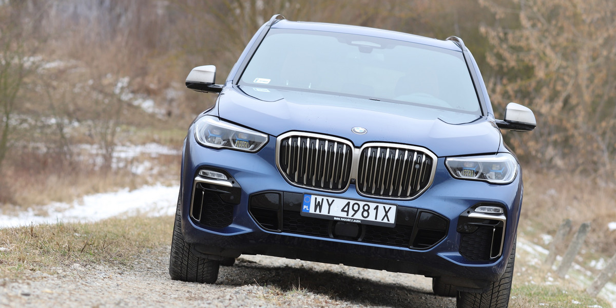 Projektanci nowego BMW X5 zakochali się we wszelkiego rodzaju ostrych krawędziach i kantach. Aż dziwne, że znaczek BMW pozostał okrągły.
