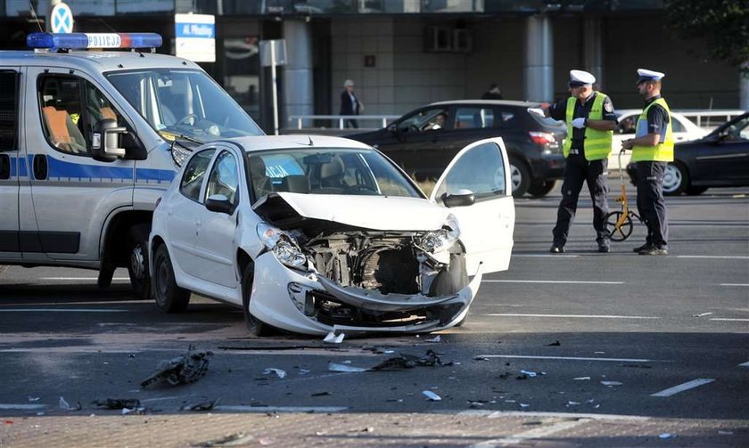 Śmierć w karetce. W Łodzi auto z pogotowia miało czołówkę