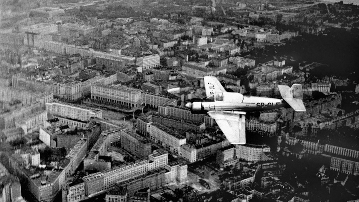 Przelot na Warszawą, w dole widać MDM. 30.05.1957 r. 