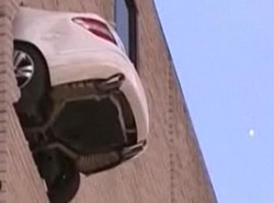 Mercedesem przebił mur. Cudem przeżył