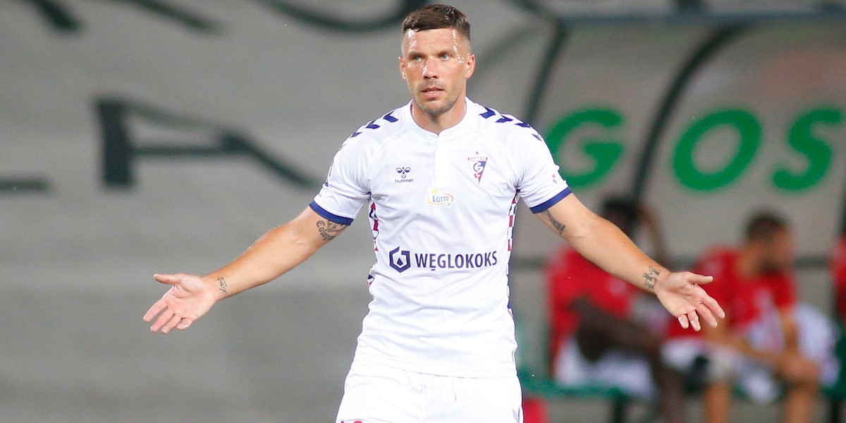 Lukas Podolski wulgarnie zaatakowany przez kibiców Piasta. Skandaliczny transparent. 