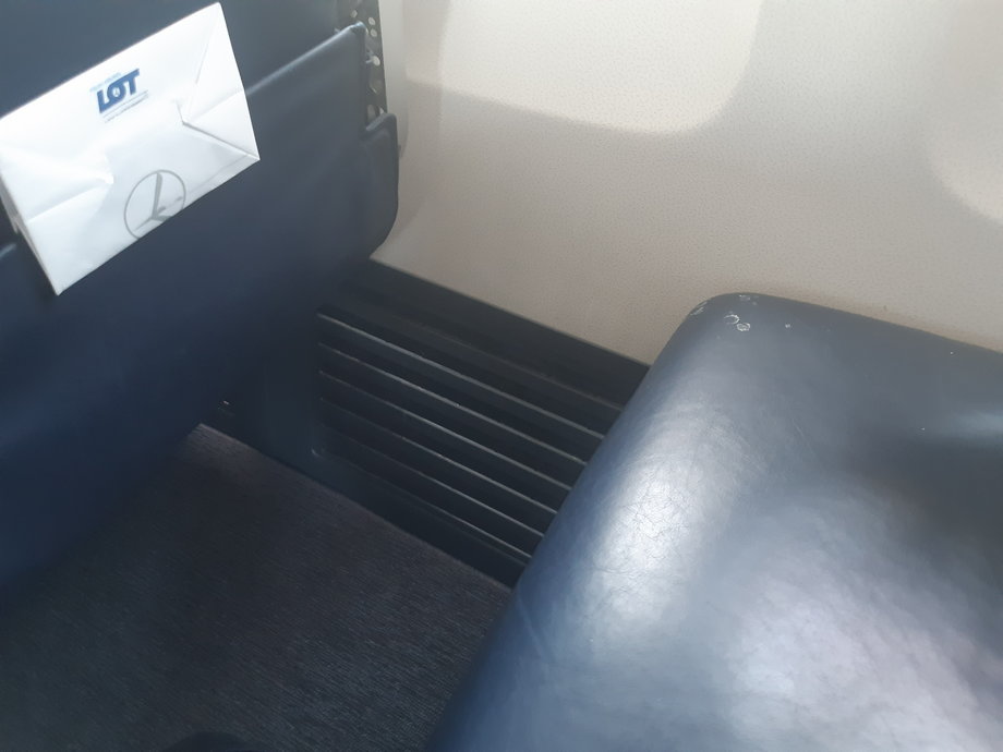 Kratki wentylacyjne tuż nad podłogą kabiny pasażerskiej to kolejny element systemu obiegu powietrza w samolocie.