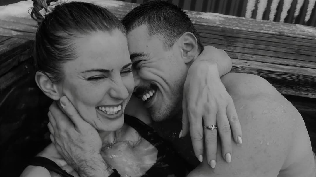 Becca po boku mladšieho športovca žiari - spolu im to veľm pristane