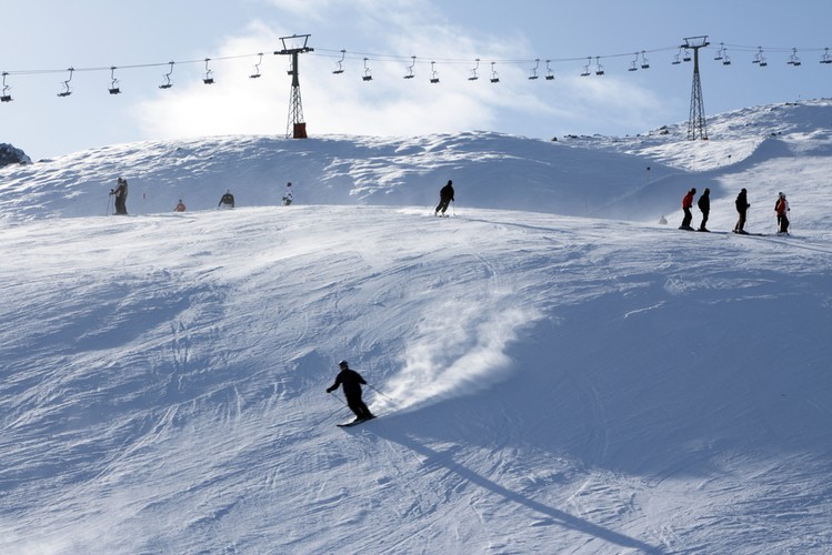 Dolina Montafon to jeden z najpopularniejscych ośrodków w kraju związkowym Vorarlberg. Składa się z sześciu terenów narciarskich, które łączy system wspólnych ski-passów. Narciarze mają do dyspozycji 222 km tras na wysokości od 650 do prawie 2400 m n.p.m. W sumie działają tu 62 wyciągi i kolejki. Kristberg to wymarzone miejsce dla nowicjuszy oraz rodzin z małymi dziećmi. Z malutkiego terenu narciarskiego Grabs, na którym pracuje najstarszy austriacki wyciąg krzesełkowy, można zjechać w dolinę średnio trudną trasą. Schafberg jest również terenem łagodnym, a na Silvretta Nova każdy znajdzie trasę odpowiednią do swoich wymagań.