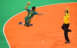 Polscy szczypiorniści walkę o medal zaczęli od porażki z gospodarzami igrzysk