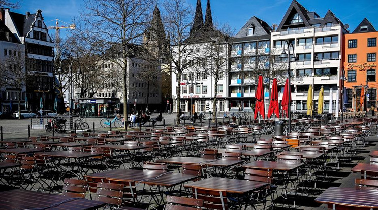 Üres asztalok és székek egy bezárt vendéglátóhely előtt Köln belvárosában / Fotó: MTI EPA