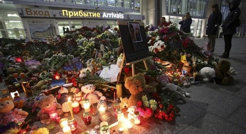 People mourn at a makeshift memorial for victims of a Russian airliner which crashed in Egypt, outside Pulkovo Airport in St. Petersburg, Russia, November 4, 2015. REUTERS/Peter Kovalev