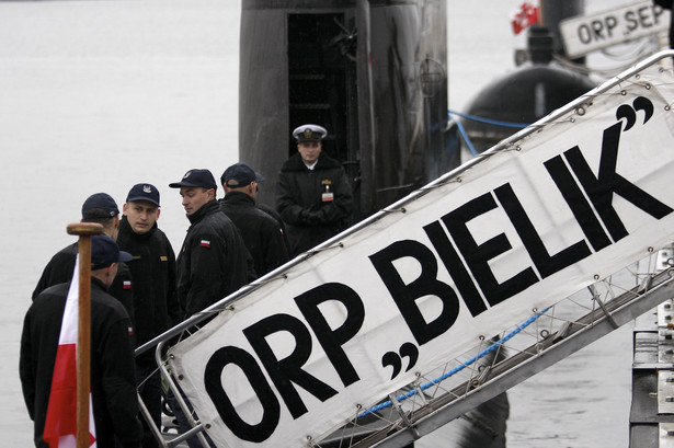 Załoga okrętu podwodnego ORP "Bielik" schodzi do okrętu podczas pożegnania w porcie wojennym w Gdyni, 28 bm. ORP "Bielik" weźmie udział w jednej z najważniejszych operacji NATO - antyterrorystycznej akcji Active Endeavour - na Morzu Śródziemnym. (aw/kru) PAP/Adam Warżawa