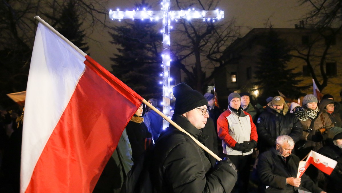 Z okazji 33. rocznicy wprowadzenia stanu wojennego w Radomiu i innych miejscowościach odbywają się różne uroczystości, a w szkołach były prowadzone ciekawe lekcje i inscenizacje.