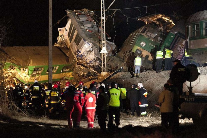 Nad sobą zobaczyłem niebo i podwozie wagonu