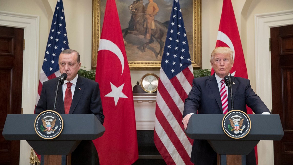 Prezydent Turcji Recep Tayyip Erdogan zapowiedział wczoraj podczas wizyty w Białym Domu, że jego pierwsze spotkanie z nowym amerykańskim prezydentem Donaldem Trumpem będzie "historyczną zmianą" w stosunkach turecko-amerykańskich.