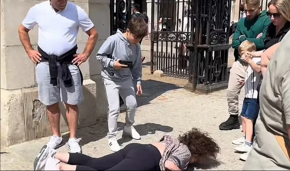 Turistkinju udario konj