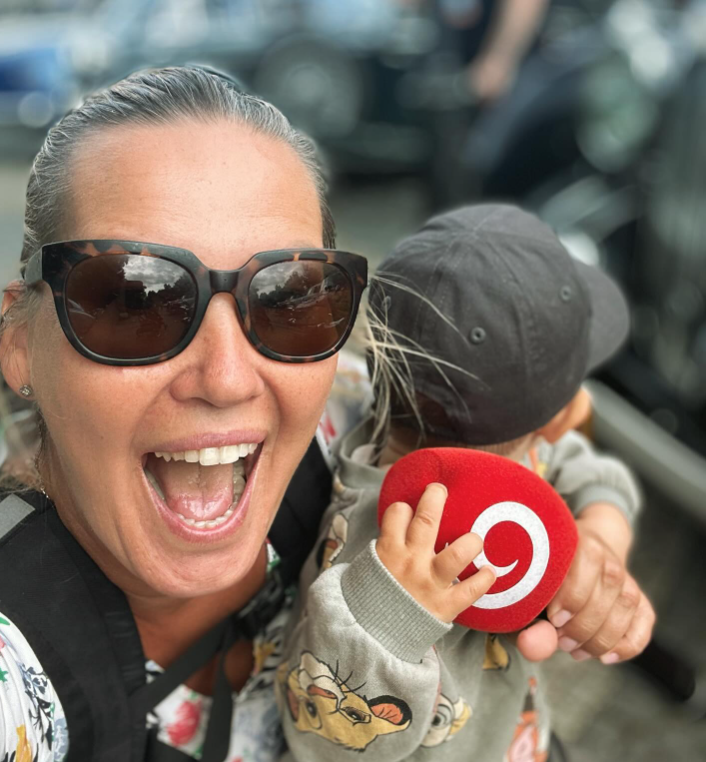 Erika Barkolová so svojím vnúčikom.