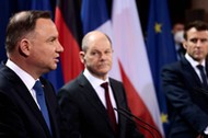 Prezydent Andrzej Duda, prezydent Niemiec Olaf Scholz oraz prezydent Francji Emmanuel Macron